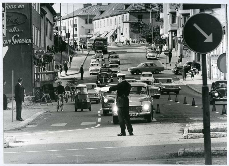 Västerås, Oxbacken. Högertrafikomläggningen 1967.